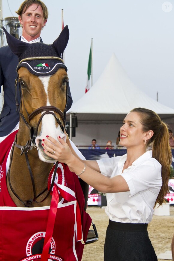 Charlotte Casiraghi a remis au cavalier britannique Ben Maher et à son cheval Aristo leur récompense pour leur victoire dans le Prix Fédération Equestre de Monaco au Jumping international de Monte-Carlo le 28 juin 2012.