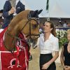 Charlotte Casiraghi, entourée du joaillier Yves Piaget et de la présidente de la Fédération monégasque d'équitation, a remis au cavalier britannique Ben Maher et à son cheval Aristo leur récompense pour leur victoire dans le Prix Fédération Equestre de Monaco, le 28juin 2012.