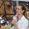 Charlotte Casiraghi a remis au cavalier britannique Ben Maher et à son cheval Aristo leur récompense pour leur victoire dans le Prix Fédération Equestre de Monaco, le 28 juin 2012.