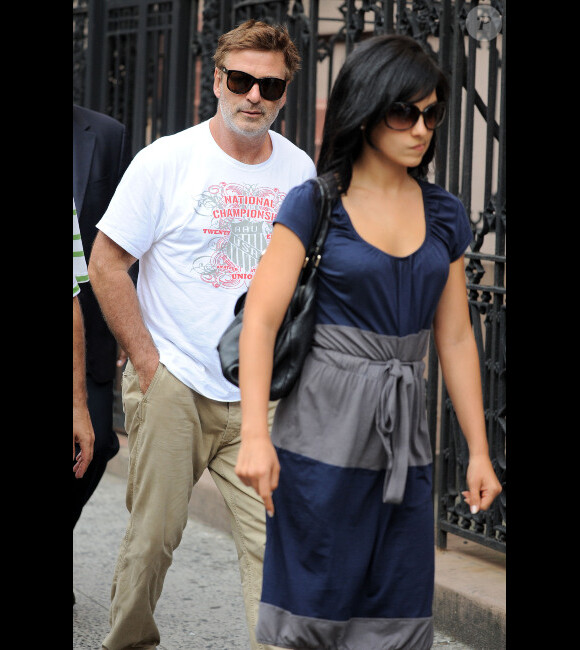 Alec Baldwin et sa femme Hilaria Thomas lors des derniers préparatifs de leur mariage, le 29 juin 2012 à New York.