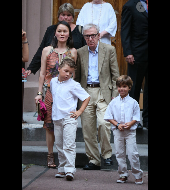Woody Allen et sa femme Soon-Yi au mariage d'Alec Baldwin et Hilaria Thomas, le 30 juin 2012 à New York.