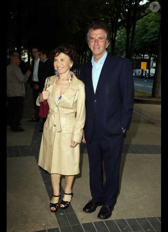 Jack Lang et son épouse Monique au théâtre du Rond-Point où Jean-Michel Ribes célébrait ses dix ans, à Paris, le 30 juin 2012.