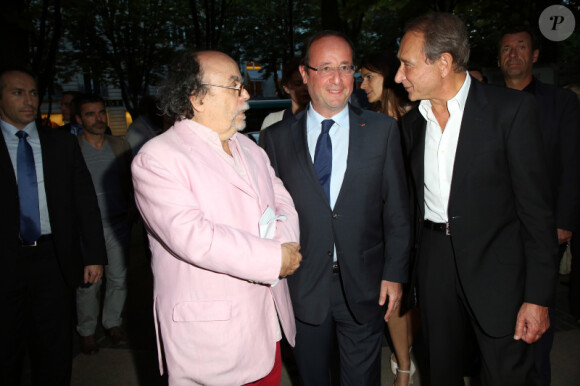 Jean-Michel Ribes, François Hollande, et Bertrand Delanoë au théâtre du Rond-Point où Jean-Michel Ribes célébrait ses dix ans, à Paris, le 30 juin 2012.