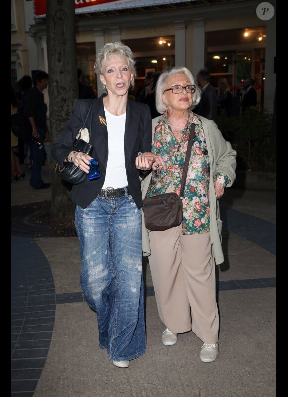 Tonie Marshall et sa maman Micheline Presle au théâtre du Rond-Point où Jean-Michel Ribes célébrait ses dix ans, à Paris, le 30 juin 2012.