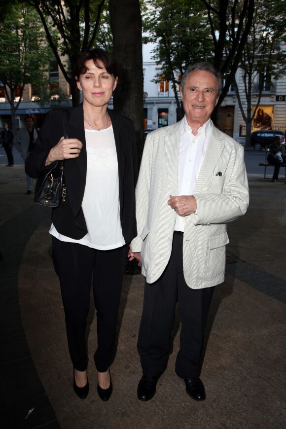 Daniel Prévost et sa compagne arrive au théâtre du Rond-Point où Jean-Michel Ribes célébrait ses dix ans, à Paris, le 30 juin 2012. Dans la voiture, on devine la présence de Valérie Trierweiler.