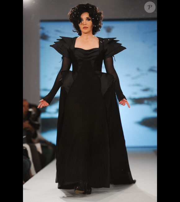 Isabelle Adjani défile pour Jean-Luc Amsler à l'Ambassade suisse à Paris, le 2 juillet 2012