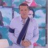 Benjamin Castaldi, le bras en écharpe sur le plateau après son accident de moto (Secret Story 6 - quotidienne du lundi 2 juillet 2012).