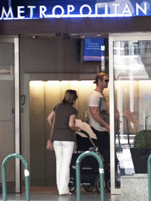 Chris Hemsworth, accompagné de la nounou, se promène dans les rues de Madrid avec son adorable petite India Rose le 2 juillet 2012