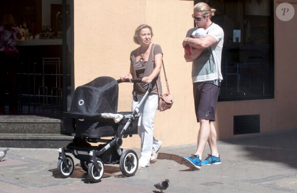 Chris Hemsworth se promène dans les rues de Madrid avec son adorable petite India Rose le 2 juillet 2012