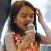Katie Holmes emmène sa fille Suri manger une glace le 3 juillet 2012 à New York. Le couple Holmes/Cruise a annoncé sa séparation vendredi 29 juin 2012