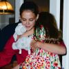 Katie Holmes emmène sa fille Suri et sa peluche manger une glace le 3 juillet 2012 à New York. Le couple Holmes/Cruise a annoncé sa séparation vendredi 29 juin 2012