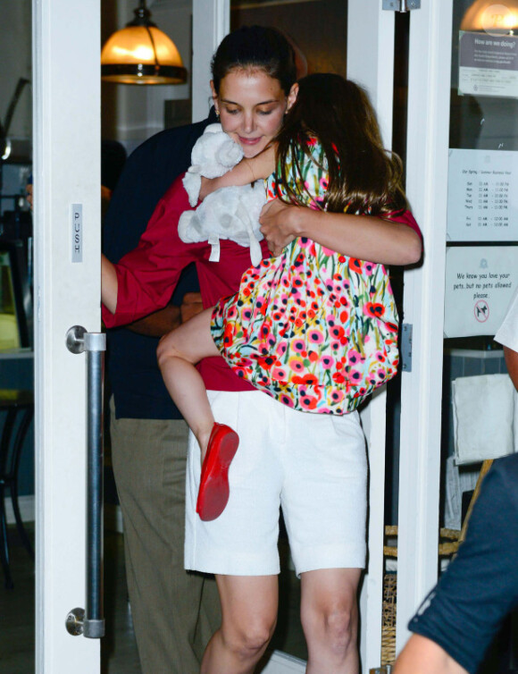 Katie Holmes emmène sa fille Suri et sa peluche manger une glace le 3 juillet 2012 à New York. Le couple Holmes/Cruise a annoncé sa séparation vendredi 29 juin 2012