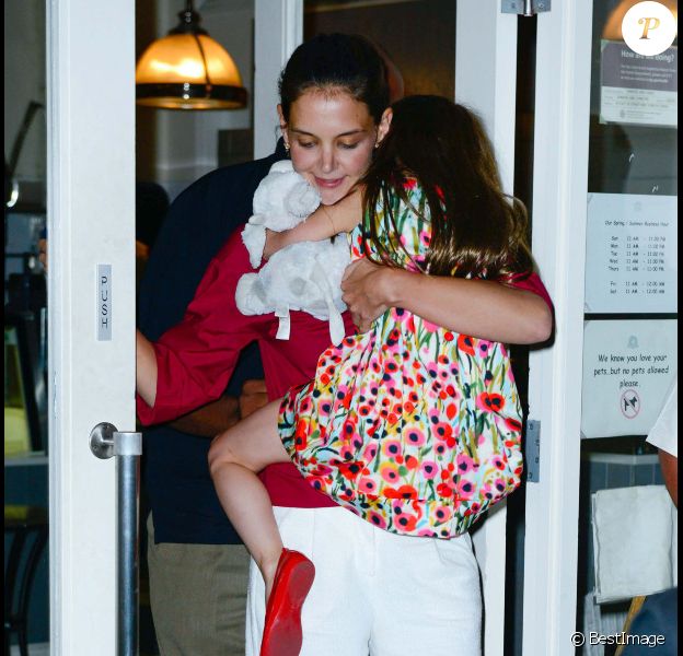 Katie Holmes emmène sa fille Suri et sa peluche manger une glace le 3 juillet 2012 à New York. Le couple Holmes/Cruise a annoncé sa séparation vendredi 29 juin 2012