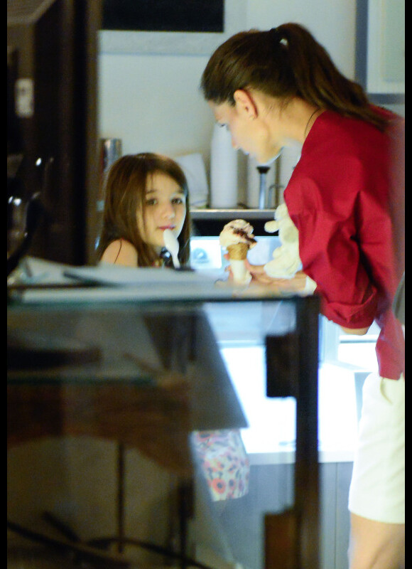 Katie Holmes emmène son adorable Suri manger une glace le 3 juillet 2012 à New York. Le couple Holmes/Cruise a annoncé sa séparation vendredi 29 juin 2012