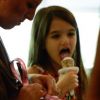 Katie Holmes emmène sa fille Suri déguster une glace à New York le 3 juillet 2012. La petite fille semble ravie