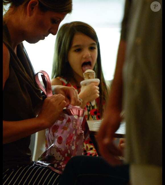 Katie Holmes emmène sa fille Suri déguster une glace à New York le 3 juillet 2012. La petite fille semble ravie