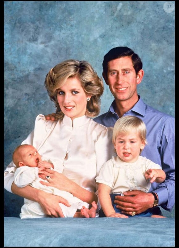 Lady Diana avec le prince Charles et leurs deux enfants, William et Harry en 1984