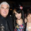 Amy Winehouse entouré de son père Mitch et de sa mère Janis à Londres, le 22 mai 2008.