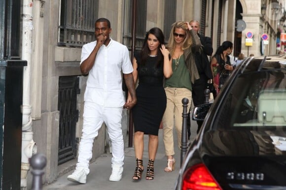 Kanye West et Kim Kardashian, devant Bar Refaeli, à Paris le 4 juillet 2012