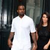 Kim Kardashian et Kanye West marchent devant Bar Refaeli, à Paris le 4 juillet 2012