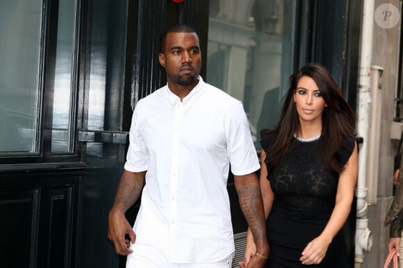 Kim Kardashian et Kanye West marchent devant Bar Refaeli, à Paris le 4 juillet 2012