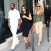 Kanye West et Kim Kardashian marchent devant Bar Refaeli, à Paris le 4 juillet 2012
