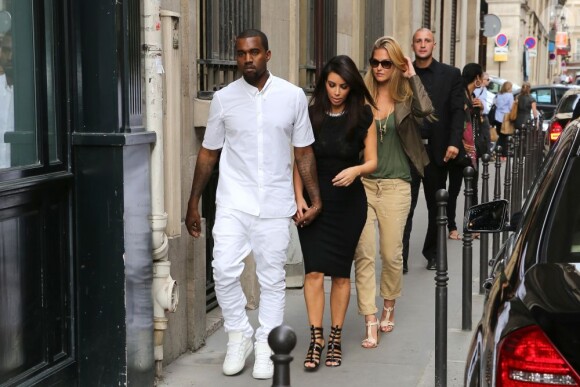 Kanye West et Kim Kardashian marchent devant Bar Refaeli, à Paris le 4 juillet 2012