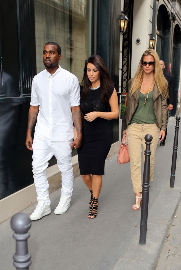 Kanye West et Kim Kardashian marchent devant Bar Refaeli, à Paris le 4 juillet 2012