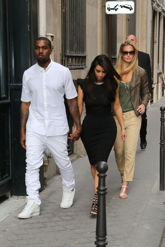 Bar Refaeli marche quelques pas derrière les amoureux Kim Kardashian et Kanye West, pendant la Fashion Week de Paris le 4 juillet 2012