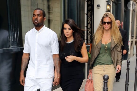 Bar Refaeli marche aux côtés des amoureux Kim Kardashian et Kanye West, pendant la Fashion Week de Paris le 4 juillet 2012