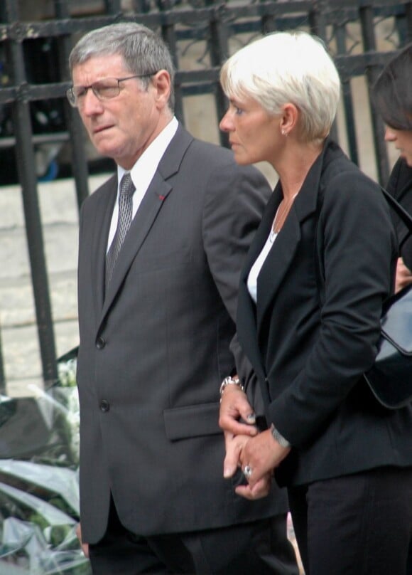Jean-Michel Larqué et sa femme le 21 juin 2012 lors des funérailles de Thierry Roland