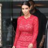 Kim Kardashian voluptueuse dans une robe en dentelle rouge