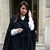 Kim Kardashian adopte une chemise Yves Saint Laurent et un manteau cape signé Thierry Mugler pour un rendez-vous parisien plutôt chic