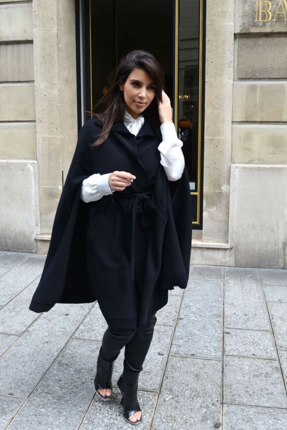 Kim Kardashian adopte une chemise Yves Saint Laurent et un manteau cape signé Thierry Mugler pour un rendez-vous parisien plutôt chic