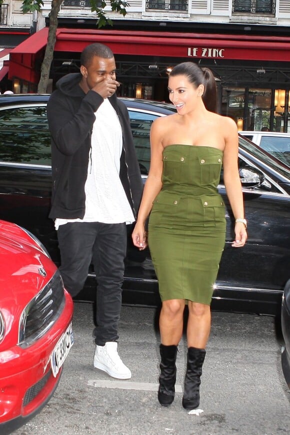 A l'aise dans une robe Givenchy, Kim Kardashian fait oublier son décolleté avec un beauty-look plus naturel.