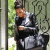 A l'aise dans un jean Quatro en cuir de J Brand et ses Air Yeezy 2 imaginées pour Nike par son amoureux Kanye West, Kim Kardashian dégaine un look street twisté par un sac XXL signé Céline.