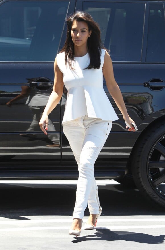 Look monochrome réussi pour Kim Kardashian qui adopte un top peplos pour masquer ses hanches et affiner sa taille.