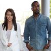 Encore un total look blanc pour Kim Kardashian, parfaitement chic aux côtés de son Kanye West