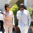 Un look monochrome réussi pour Kim Kardashian qui twiste un jean nude avec un top Lanvin