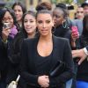 Kim Kardashian suit la tendance de l'escarpin fluo sans en faire trop. Ici, dans les rues de New York.