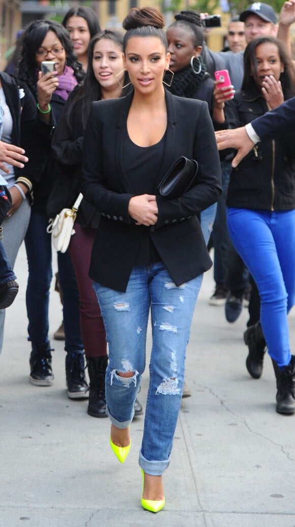 Kim Kardashian suit la tendance de l'escarpin fluo sans en faire trop. Ici, dans les rues de New York.