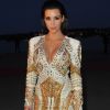 Kim Kardashian en look du soir totalement Balmain lors d'une soirée cannoise