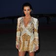 Kim Kardashian en look du soir totalement Balmain lors d'une soirée cannoise