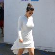 Kim Kardashian porte une robe de sa propre collection pour une virée shopping à Los Angeles