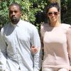 Un look monochrome réussi pour Kim Kardashian qui twiste un jean nude avec un top Lanvin