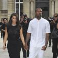 Kim Kardashian et Kanye West, très élégants pour assister aux défilés de la Fashion Week Haute Couture parisienne en juillet 2012.