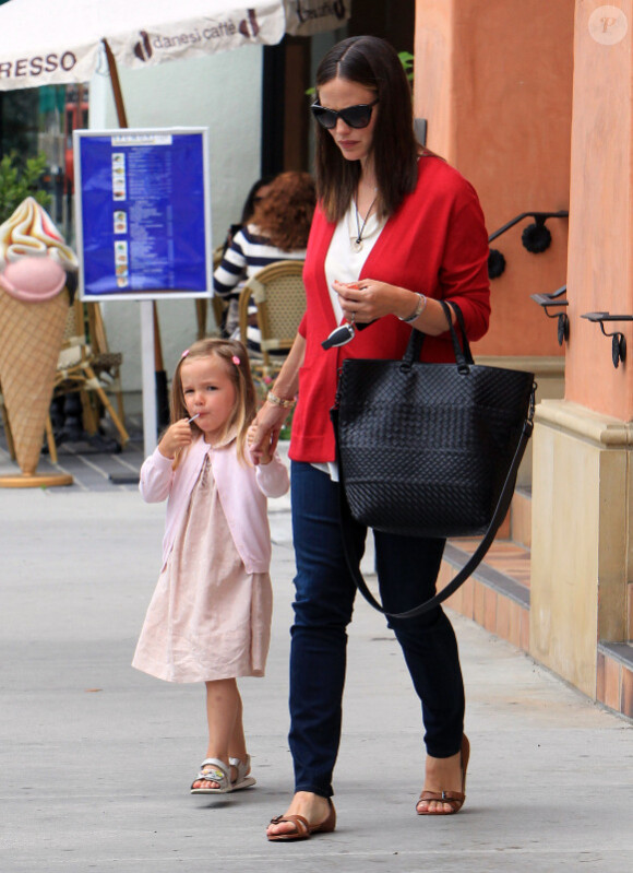 Jennifer Garner et sa fille Seraphina se promènent dans les rues de Los Angeles: La petite Seraphina est à croquer le 6 juillet 2012 dans le quartier de Brentwood
