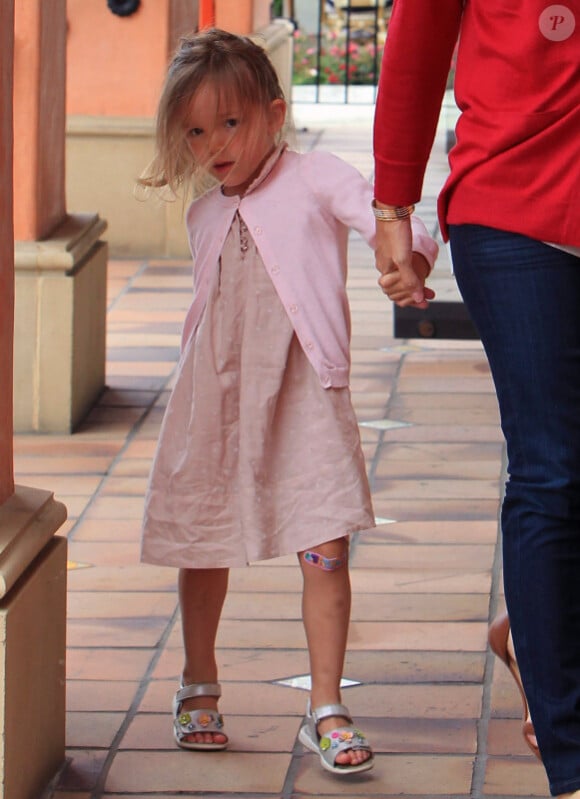 Seraphina a bien grandit et se promène avec sa maman Jennifer Garner dans les rues de Los Angeles le 6 juillet 2012 dans le quartier de Brentwood