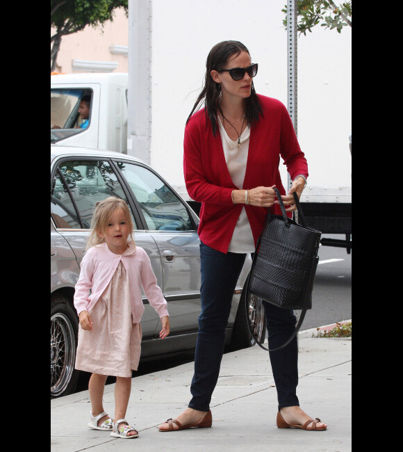 Jennifer Garner commence la journée en emmenant sa petite Seraphina chez le coiffeur à Santa Monica à Los Angeles le 6 juillet 2012