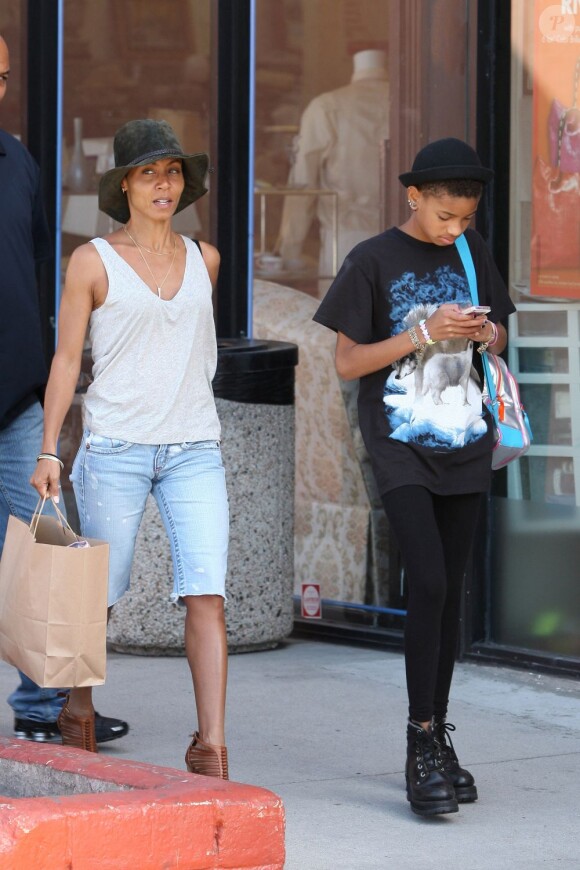 Jada Pinkett Smith et sa fille Willow font du shopping à Santa Monica. Le 6 juillet 2012.